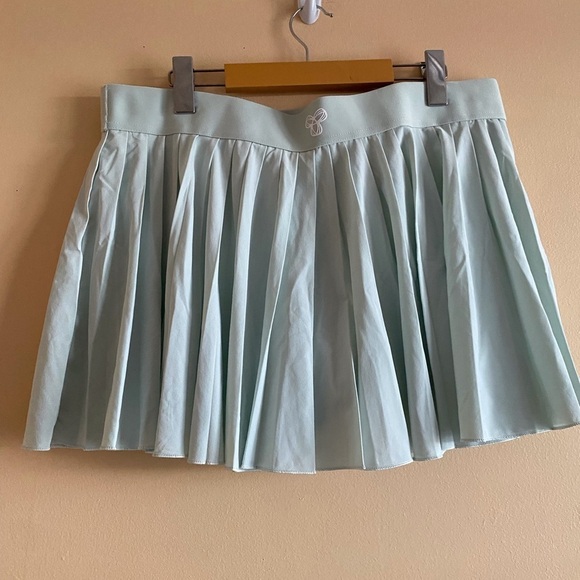 Aritzia TnAction TnaMOVE Tennis Mini Skirt With Built-In Shorts Green XL Preppy - Picture 3 of 12